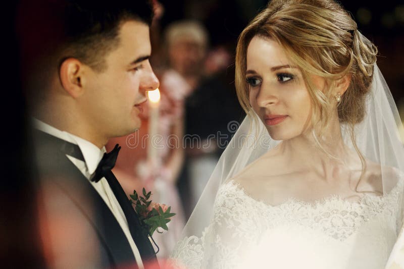 Jeune mariée blonde émotive magnifique regardant le marié beau de jeunes photos stock Jeune mariée blonde émotive magnifique regardant le marié beau de jeunes photos stock