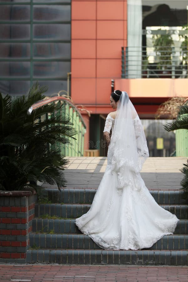Jeune Mari e De Fille Dans La Robe De Mariage Avec Une Belle