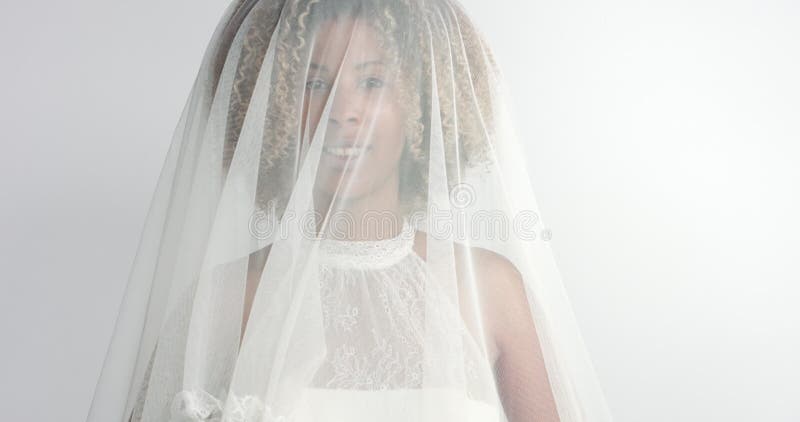 Jeune mariée de métis de beauté dans le studio banque de vidéos