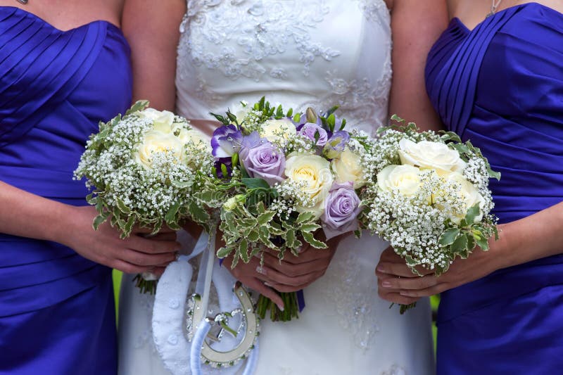 Jeune mariée et demoiselles d'honneur avec des bouquets de mariage photos stock Jeune mariée et demoiselles d'honneur avec des bouquets de mariage photos stock