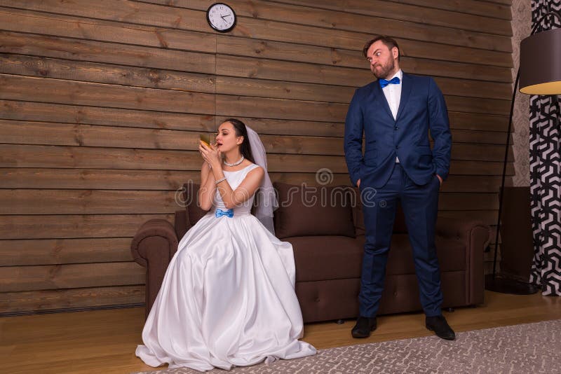 Jeune mariée faisant le maquillage, marié mauvais dans l'attente image libre de droits Jeune mariée faisant le maquillage, marié mauvais dans l'attente image libre de droits