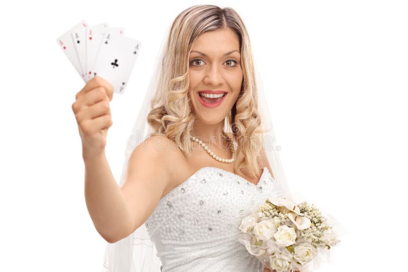 Jeune mariée joyeuse tenant quatre as photographie stock libre de droits Jeune mariée joyeuse tenant quatre as photographie stock libre de droits