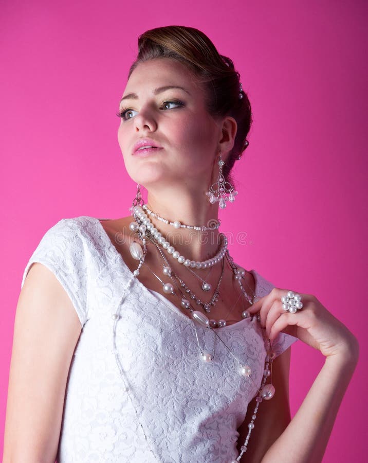 Jeune mariée sur le rose photographie stock libre de droits Jeune mariée sur le rose photographie stock libre de droits