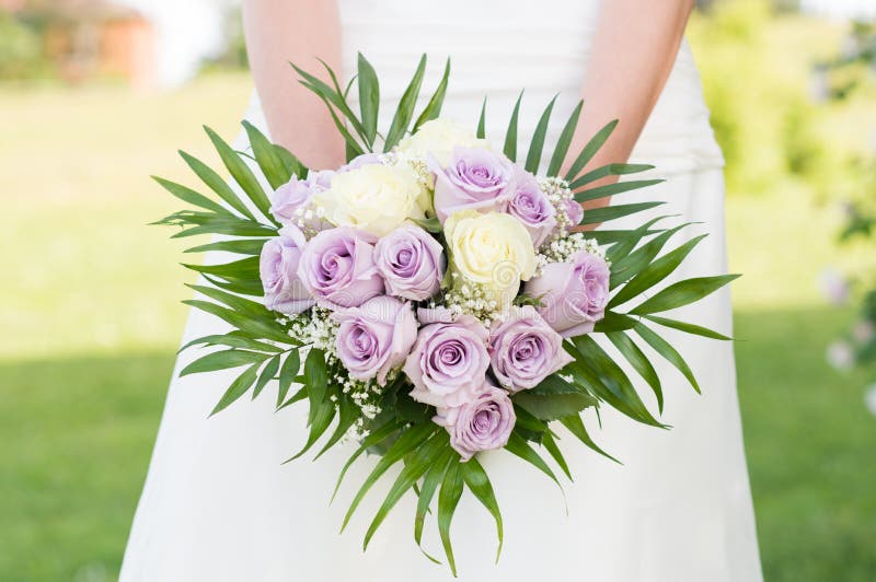 Jeune mariée tenant Rose Bouquet photographie stock Jeune mariée tenant Rose Bouquet photographie stock