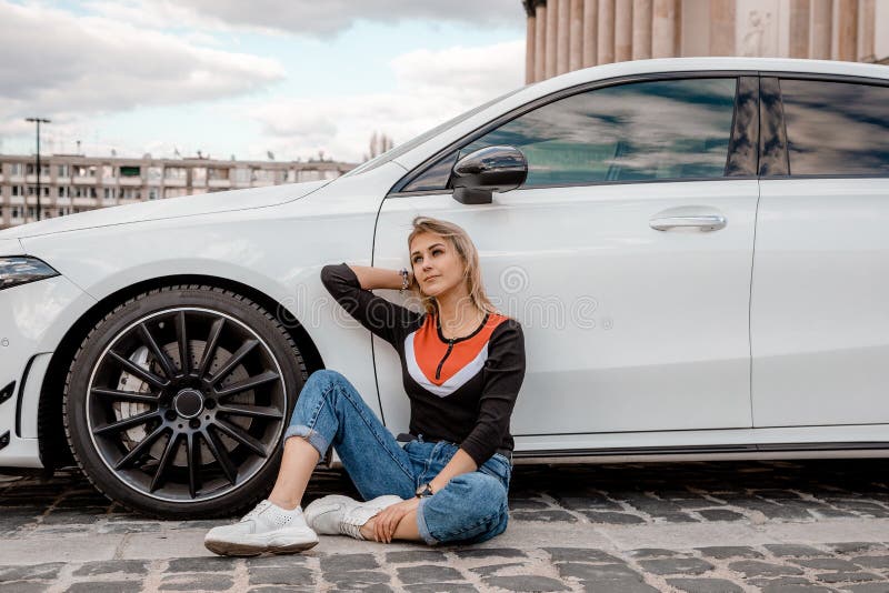 Belle Petite Voiture Entre Les Mains D'une Femme à La Table