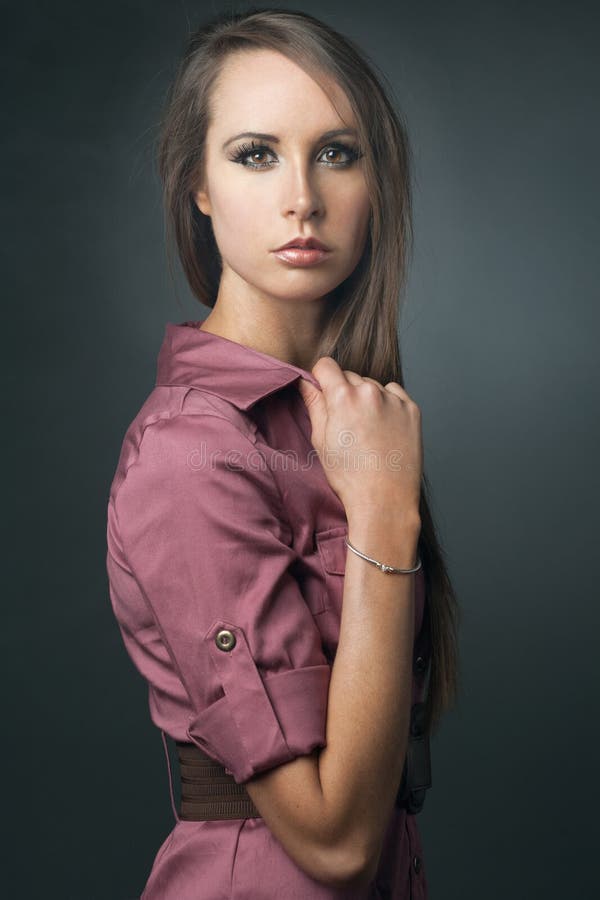 Fille Brownhaired Mince Attirante Dans Le Corset Image stock Image du cheveu, mode 10911611