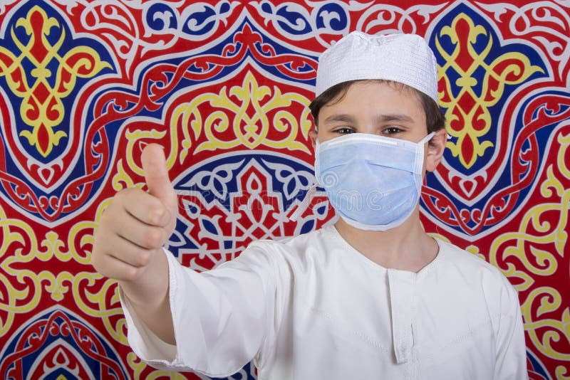 Jeune musulman montrant des pouces en haut geste devant le ramadan arrière-plan image libre de droits
