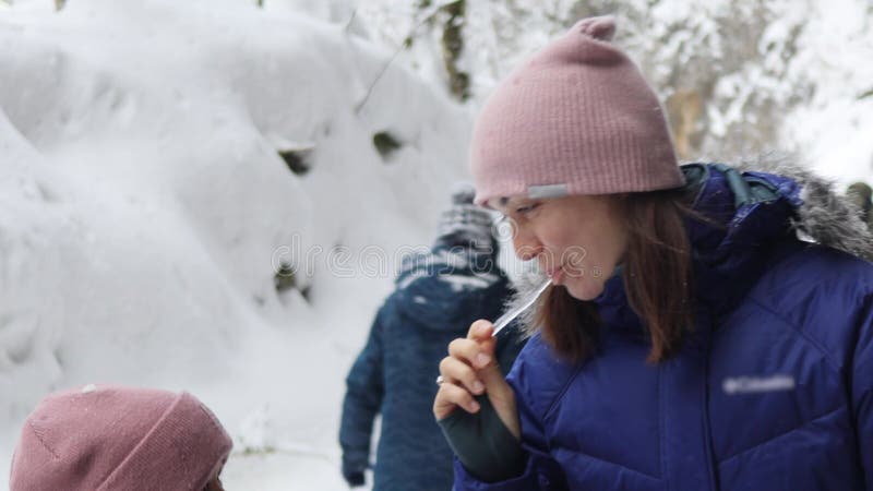 Jeune mère et petite fille sucer les icules ensemble