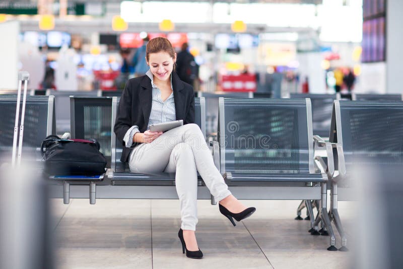 Jeune passager féminin à l'airpor photos libres de droits Jeune passager féminin à l'airpor photos libres de droits