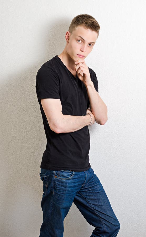 Jeune penchement masculin sur le portrait de mur image libre de droits Jeune penchement masculin sur le portrait de mur image libre de droits
