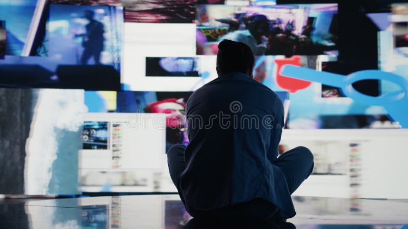 Jeune personne dans la solitude affectée par l'anxiété et la manipulation banque de vidéos