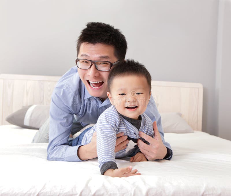 Jeune pièce de père avec son garçon de fils photographie stock libre de droits