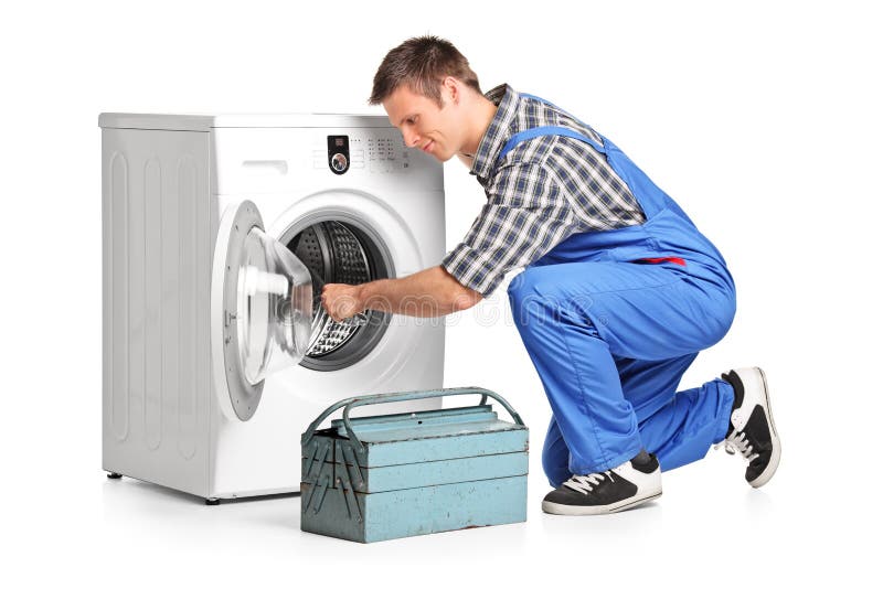 Jeune plombier fixant une machine à laver photo stock Jeune plombier fixant une machine à laver photo stock