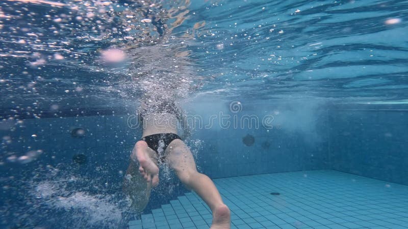 Jeune Plongée Sous L'Eau Dans La Piscine banque de vidéos