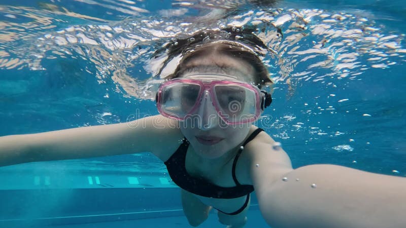 Jeune Plongée Sous L'Eau Dans La Piscine clips vidéos