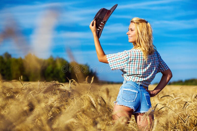 Jeune portrait américain de femme de cow-girl images libres de droits Jeune portrait américain de femme de cow-girl images libres de droits