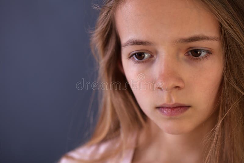 Jeune portrait d'adolescent d'un gir triste ou inquiété photo stock