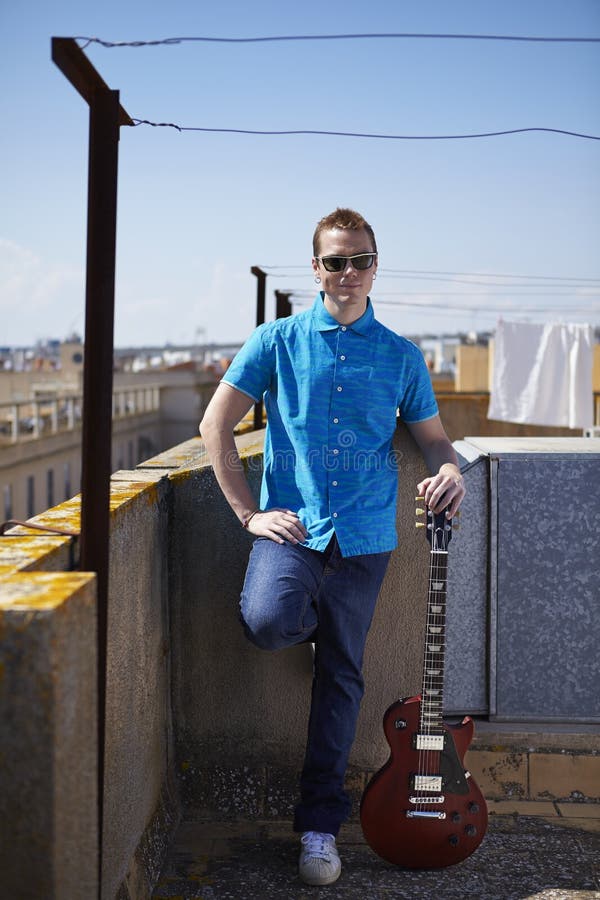 Download Jeune Portrait De Musicien Sur La Terrasse De Toit Photo stock - Image du positif, jour: 45353422