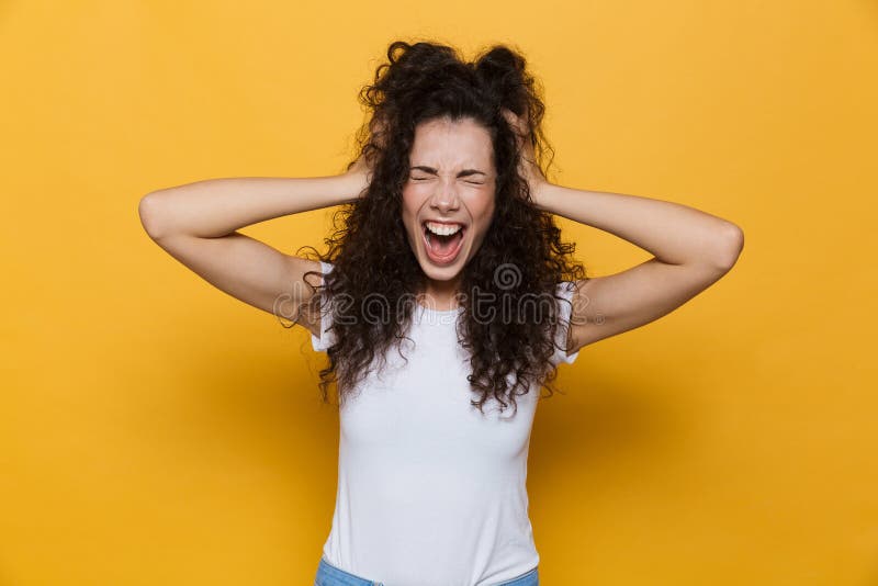 Jeune pose mignonne enthousiaste criarde de femme d'isolement au-dessus du fond jaune image stock Jeune pose mignonne enthousiaste criarde de femme d'isolement au-dessus du fond jaune image stock