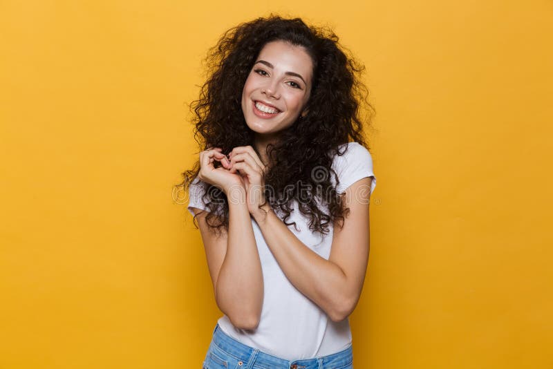 Image de stupéfier la jeune pose mignonne enthousiaste de femme d'isolement au-dessus du fond jaune