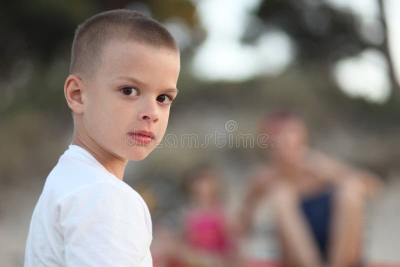 Jeune regard de garçon images stock Jeune regard de garçon images stock