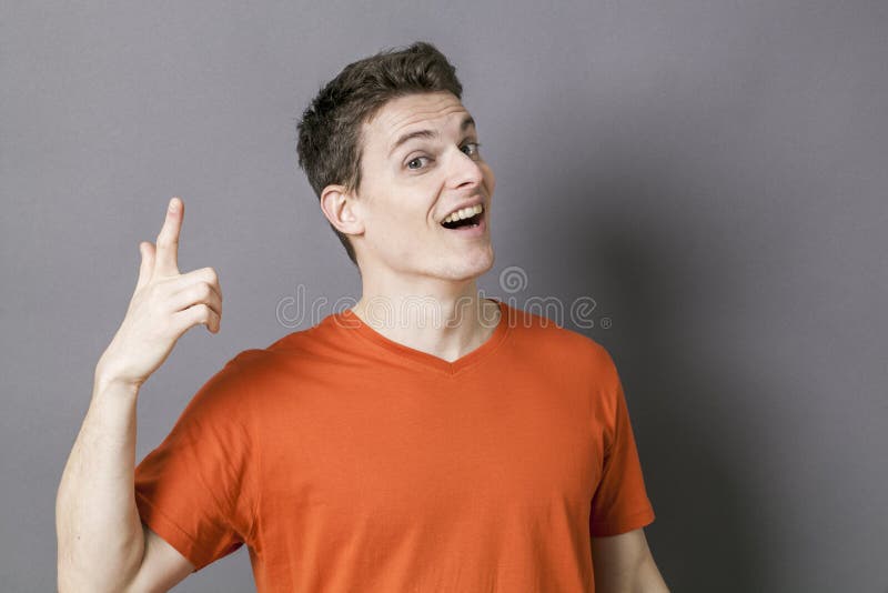 Jeune rire enthousiasmé de sportif, jouant avec ses mains photos stock Jeune rire enthousiasmé de sportif, jouant avec ses mains photos stock