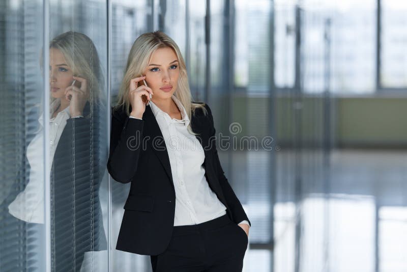 Jeune, sûre, réussie et belle femme d'affaires avec le téléphone portable photo stock Jeune, sûre, réussie et belle femme d'affaires avec le téléphone portable photo stock
