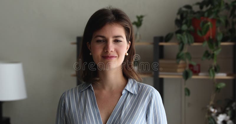 Jeune souriant 35s femme regardant la caméra. clips vidéos