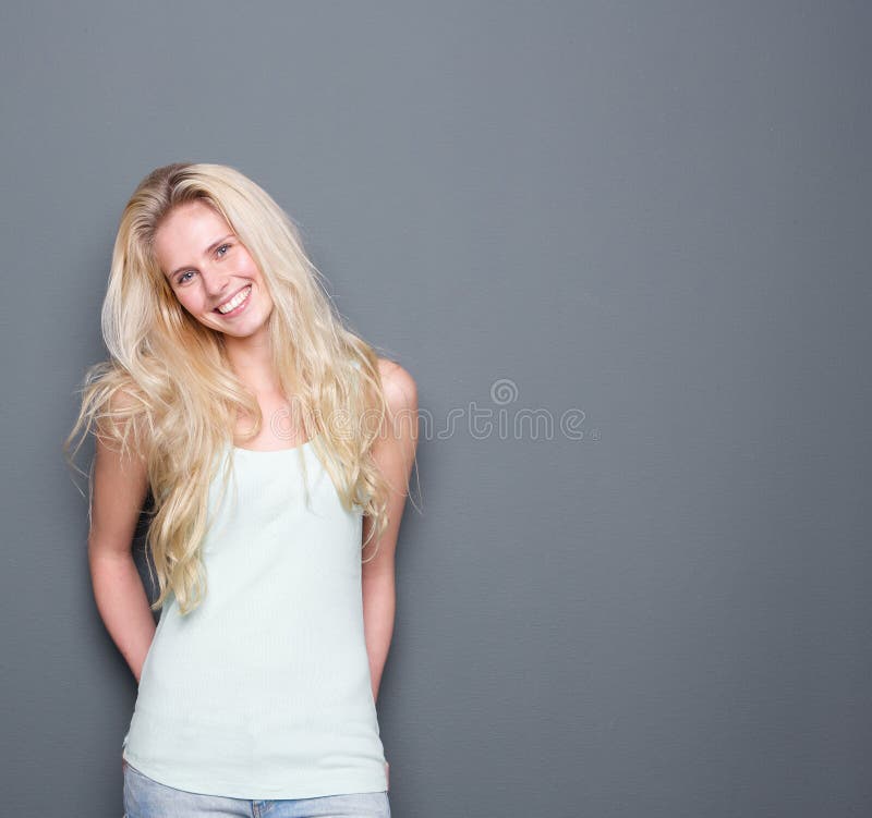 Jeune sourire blond attrayant de femme image libre de droits Jeune sourire blond attrayant de femme image libre de droits