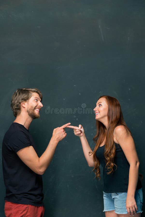 Jeune sourire de couples photographie stock Jeune sourire de couples photographie stock