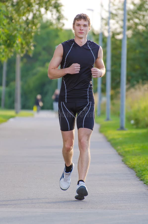 Jeune sportif beau image stock. Image du masculin, beau 33319287