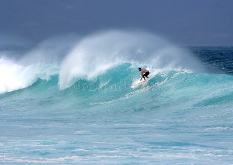 Jeune surfer dans le jet venteux d'onde images stock