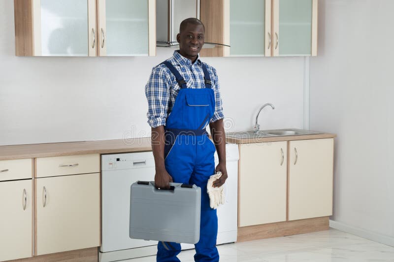 Jeune technicien Holding Toolbox images libres de droits Jeune technicien Holding Toolbox images libres de droits