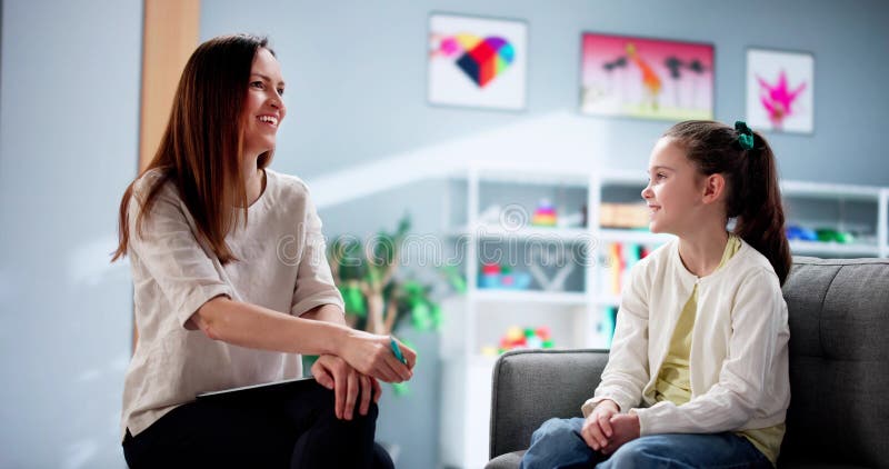 Jeune Thérapiste Confort Enfant Déprimé Pendant La Séance De Counseling images libres de droits