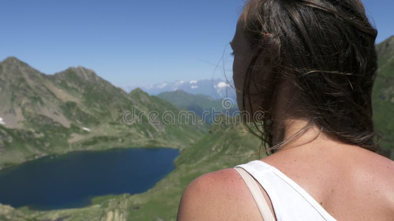 Jeune touriste féminin appréciant la belle vue du lac dans les montagnes clips vidéos