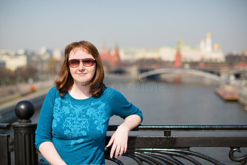 Jeune touriste heureux à Moscou image stock Jeune touriste heureux à Moscou image stock