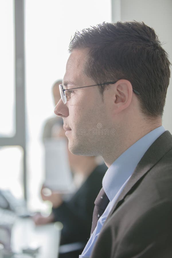Jeune travail heureux d'homme d'affaires dans le bureau moderne Homme d'affaires bel In Office Vrais bussinesmen d'économiste, pa photos stock Jeune travail heureux d'homme d'affaires dans le bureau moderne Homme d'affaires bel In Office Vrais bussinesmen d'économiste, pa photos stock