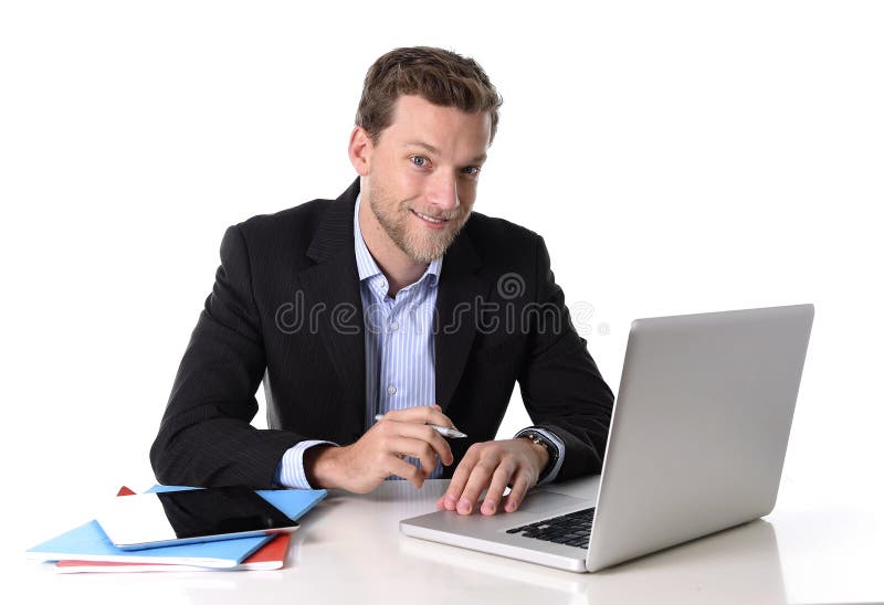 Jeune travailler attrayant d'homme d'affaires heureux au bureau d'ordinateur satisfait et sourire décontracté