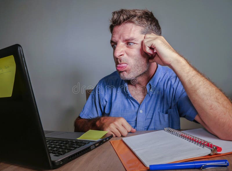 Jeune travailler dedans soumis à une contrainte et contrarié fou d'homme malpropre à faire des gestes désespéré de bureau fou à l photo stock Jeune travailler dedans soumis à une contrainte et contrarié fou d'homme malpropre à faire des gestes désespéré de bureau fou à l photo stock