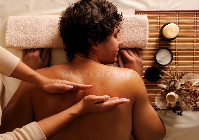 Jeune type dans un salon de beauté obtenant le massage images stock Jeune type dans un salon de beauté obtenant le massage images stock