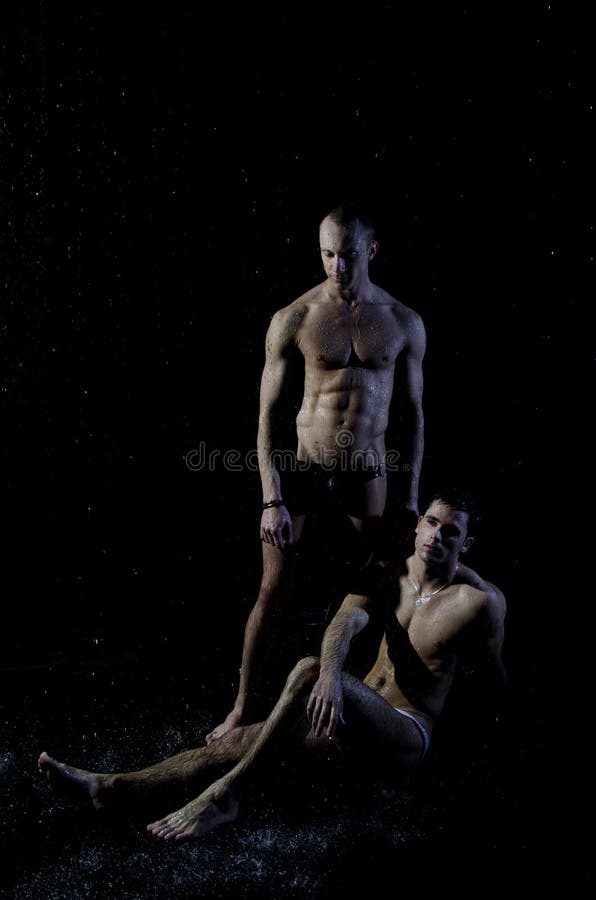 Jeune type deux attirant nuit Fuselage humide image stock Jeune type deux attirant nuit Fuselage humide image stock
