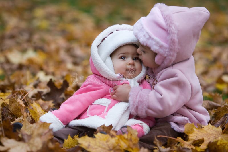 jeune verticale d'automne d'enfants de mêmes parents image stock jeune verticale d'automne d'enfants de mêmes parents image stock