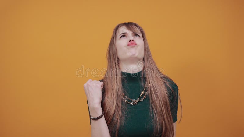 Jeune victoire de célébration enthousiaste montrant oui le succès de bon geste de réjouissance clips vidéos