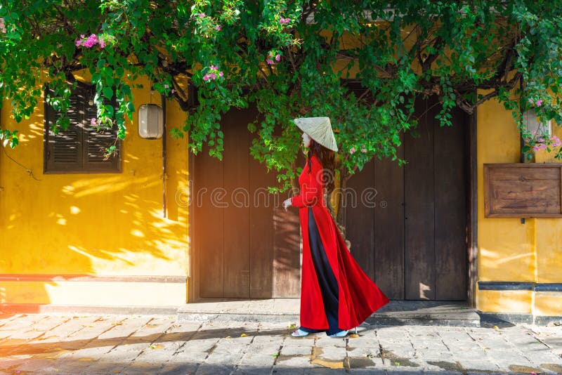 Jeune vietnam portant la culture ao dai marche traditionnelle dans la rue locale à hoi an vietnam photographie stock