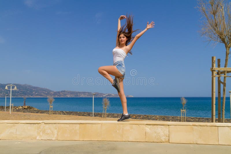 Jeune workingout d'une chevelure foncé sportif de fille par image libre de droits Jeune workingout d'une chevelure foncé sportif de fille par image libre de droits