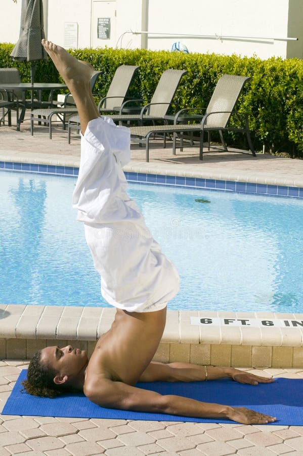 Jeune yoga de pratique mâle images libres de droits Jeune yoga de pratique mâle images libres de droits
