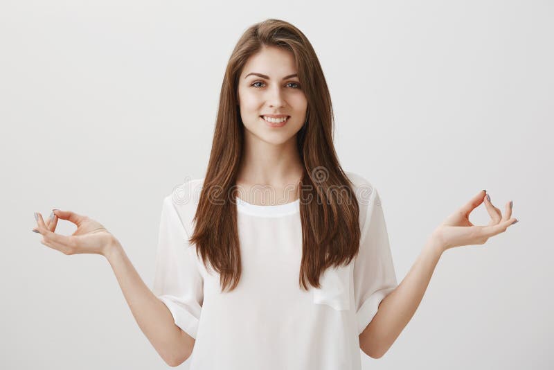 Jeune âme calme avec la méditation Studio tiré de la position femelle moderne amicale décontractée avec les mains et le zen répan photos libres de droits Jeune âme calme avec la méditation Studio tiré de la position femelle moderne amicale décontractée avec les mains et le zen répan photos libres de droits