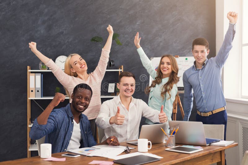 Jeune équipe d'affaires appréciant le succès au bureau images stock Jeune équipe d'affaires appréciant le succès au bureau images stock