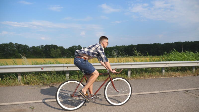 homme sportif à bicyclette