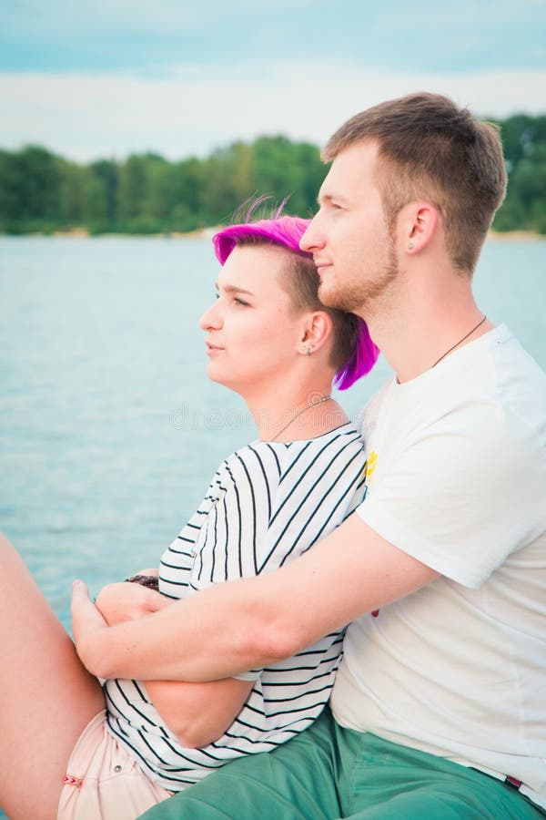 Jeune étreindre de couples photographie stock Jeune étreindre de couples photographie stock